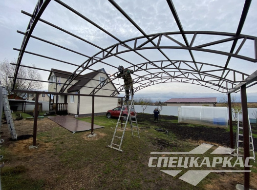 Навес из поликарбоната арочного типа для парковки двух автомобилей на даче №71 1769