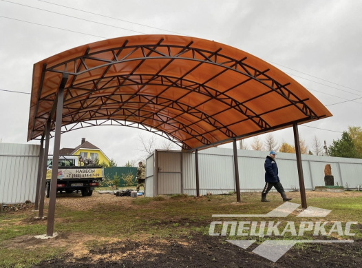 Навес из поликарбоната арочного типа для парковки двух автомобилей на даче №71 1772