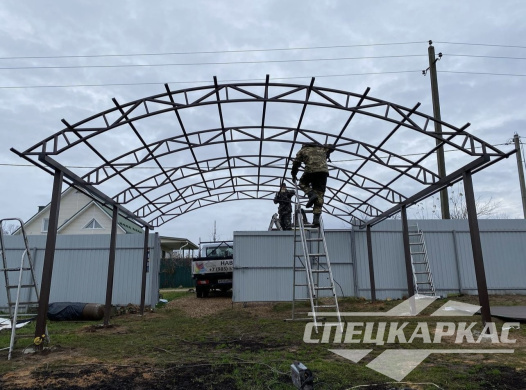Навес из поликарбоната арочного типа для парковки двух автомобилей на даче №71 1768